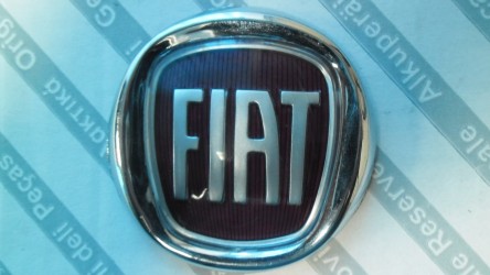 Эмблема задняя красная Fiat Albea