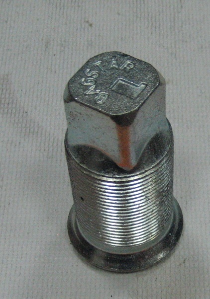 Гайка колесная задняя левая  (футорка) ISUZU NQR90/NQR75/NQR71.