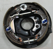 Механизм стояночного тормоза в Isuzu NLR85/NQR75/NQR71.