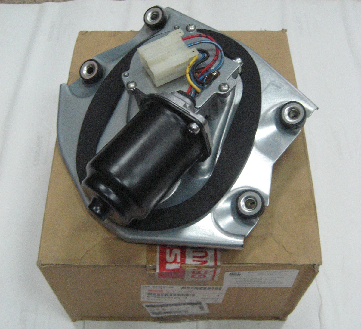 Мотор стеклоочистителя ISUZU NPR75/NLR85/NMR85/NQR90