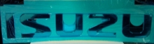Эмблема "ISUZU" панели стеклоочистителя Isuzu NQR75/NQR71.